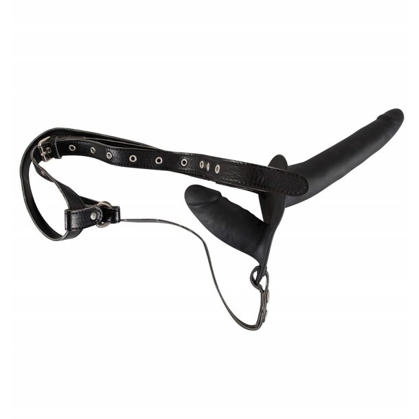 Double penetration strap-on + harness 