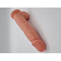Gigant er en ekstra stor naturtro og fleksibel dildo