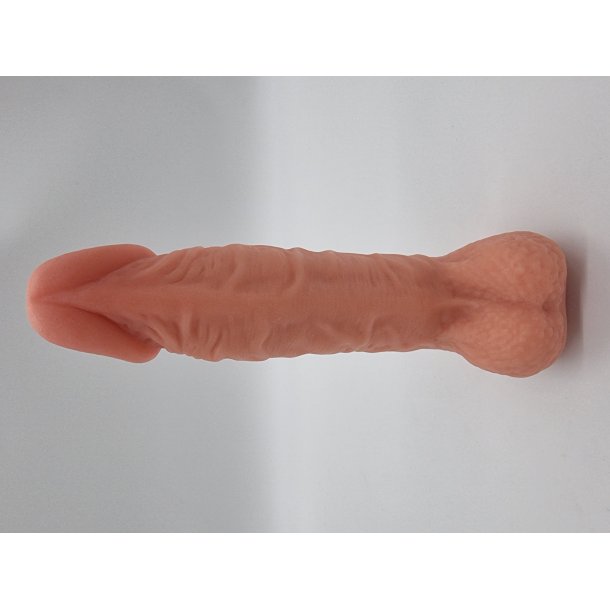 Gigant er en ekstra stor naturtro og fleksibel dildo