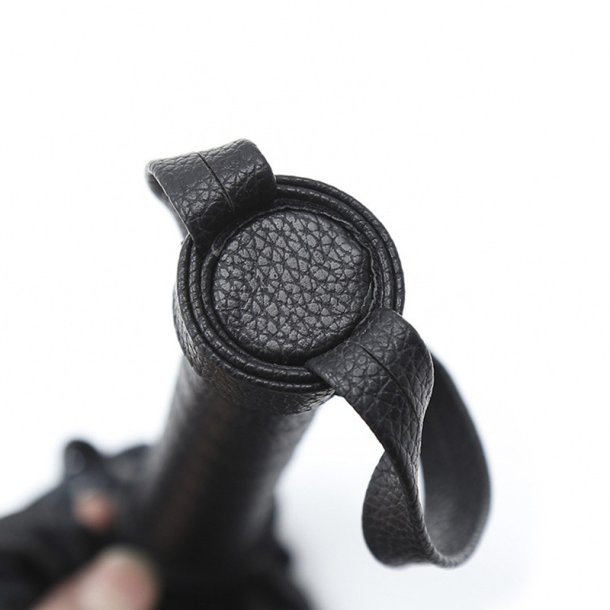 Floggerpisk imiteret l�der, sort