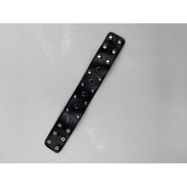 Manchetter med nitter og pigge