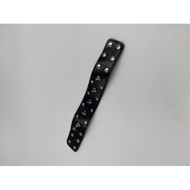 Manchetter med nitter og pigge