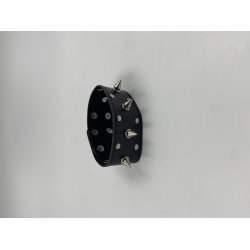 Manchetter med nitter og pigge