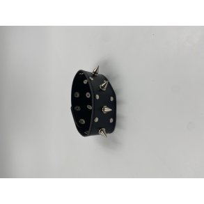 Manchetter med nitter og pigge