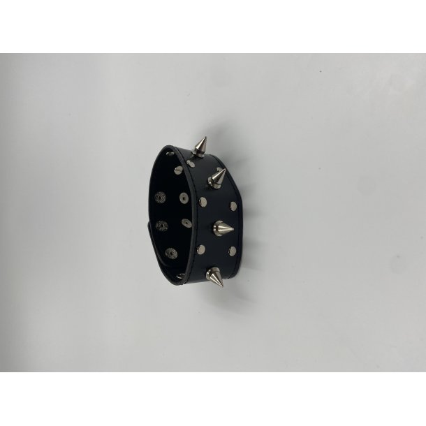 Manchetter med nitter og pigge