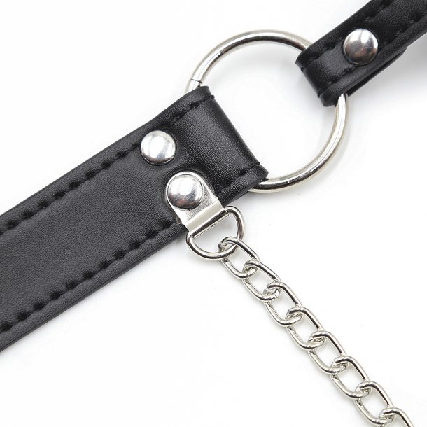 Gag med brystklemmer i k�de